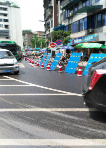 水司、交警等多方通力協(xié)作  快速處置忠孝街自來水爆管搶修