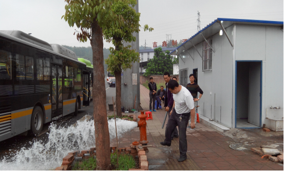 積極開(kāi)展消防栓檢查   確?？h城消防安全