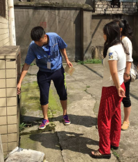 營(yíng)銷部進(jìn)社區(qū)開展 “扶貧救助獻(xiàn)愛心 便民服務(wù)為群眾”活動(dòng)