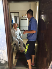 營(yíng)銷部進(jìn)社區(qū)開展 “扶貧救助獻(xiàn)愛心 便民服務(wù)為群眾”活動(dòng)