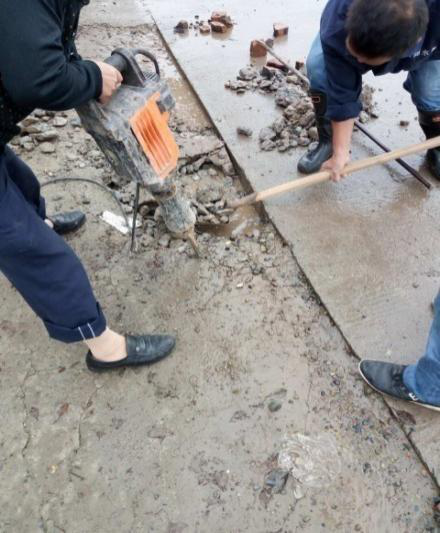 營(yíng)銷(xiāo)部查漏維修緊密配合 及時(shí)解決菜壩五星村水壓?jiǎn)栴}