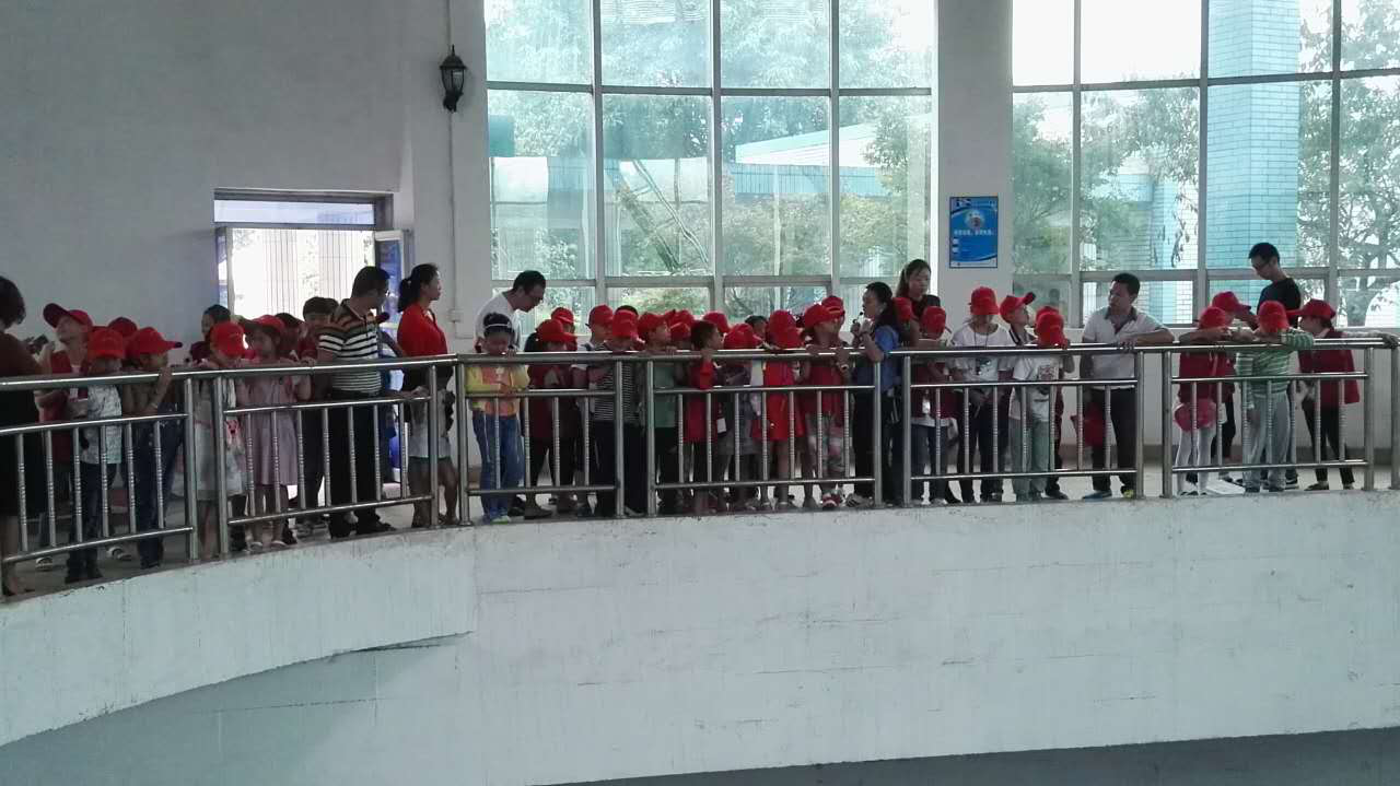 四水廠“水廠開(kāi)放日”引來(lái)數(shù)十名小記者