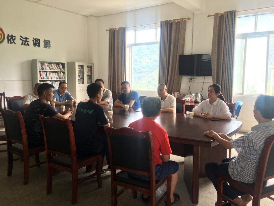 集團(tuán)公司領(lǐng)導(dǎo)深入栗子村開展脫貧攻堅幫扶工作