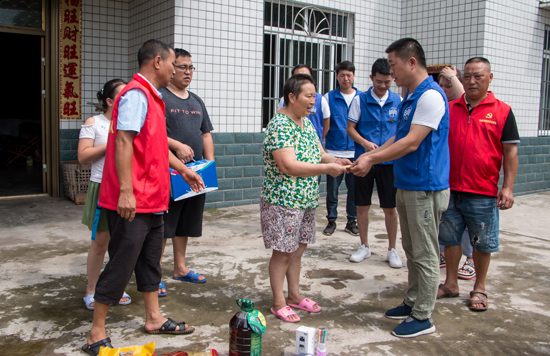 菜壩水廠“青年文明號”志愿者 走進鄉(xiāng)村關愛貧困家庭