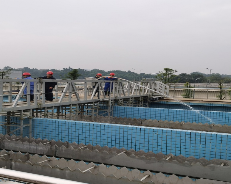 菜壩水廠組織員工進(jìn)行沉淀池、濾池清洗工作