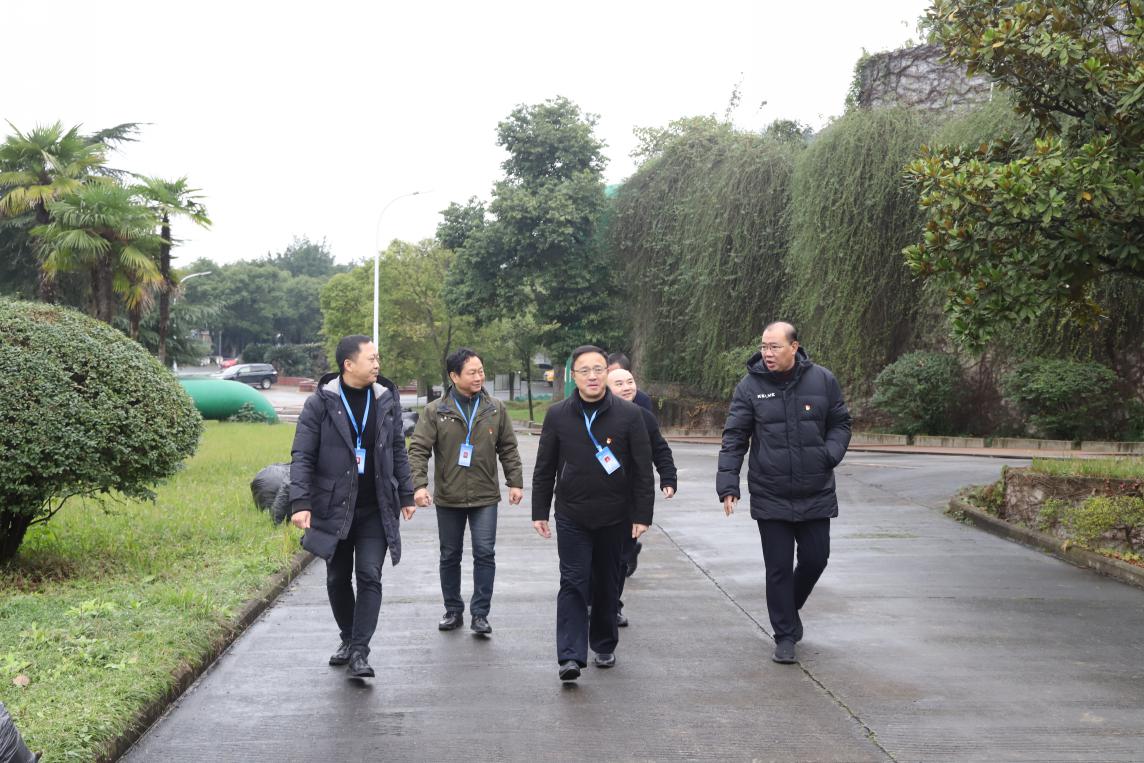 集團(tuán)公司黨委書(shū)記、董事長(zhǎng)周燕賓率隊(duì)督查水廠安全生產(chǎn)工作