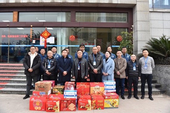 集團公司黨委書記、董事長周燕賓一行看望慰問臨港公司一線員工