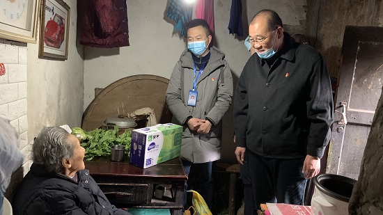 集團(tuán)公司慰問“雙包雙保”社區(qū)困難群眾