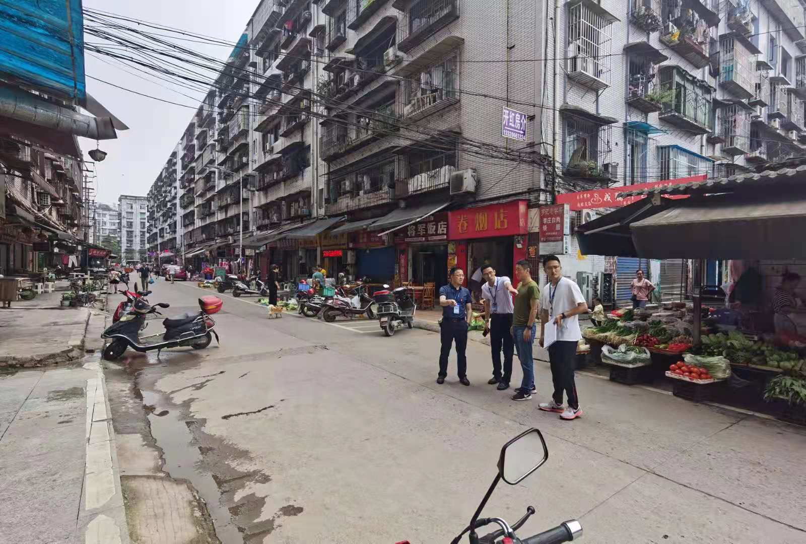 集團(tuán)公司黨委書(shū)記、董事長(zhǎng)周燕賓調(diào)研社區(qū)管 道遷改工程