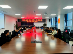 弘揚(yáng)雷鋒精神，在平凡中成就不平凡